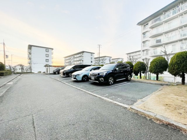 名谷１９団地８５号棟の駐車場|敷地内駐車場