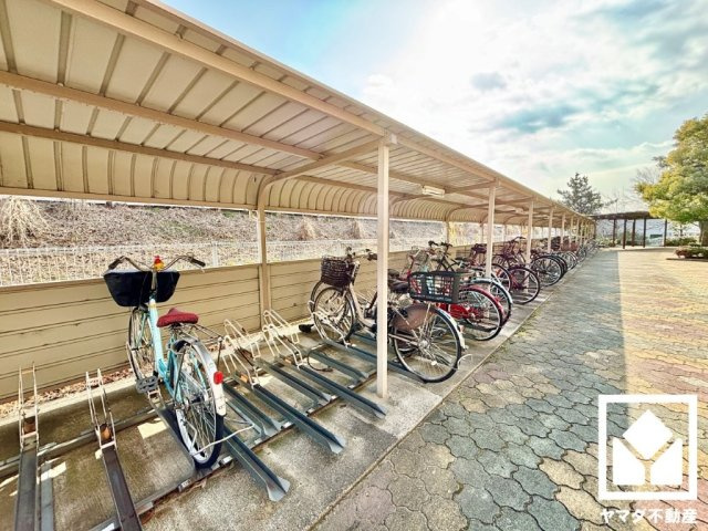 朝日プラザ伏見桂川の駐輪場