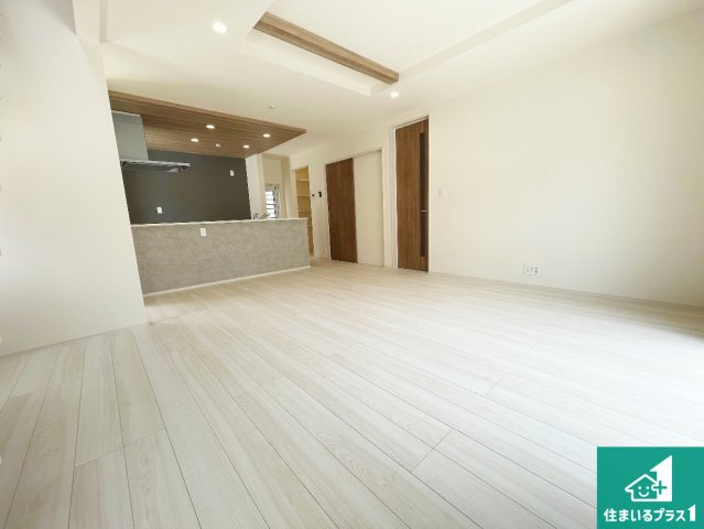 大津市雄琴　第2期　新築一戸建ての居間・リビング|シンプルなリビングは、観葉植物等のインテリアを楽しめますね！パパ好みにも、ママ好みにも家具次第で雰囲気を変えることができます！