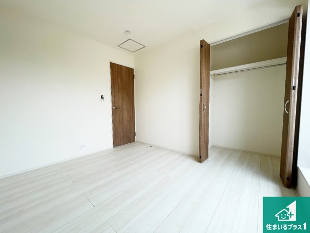 大津市雄琴　第2期　新築一戸建ての洋室|収納スペースが充実しているので子供の成長に合わせてたくさん収納ができます！家族構成に合わせた様々な活用ができる収納！