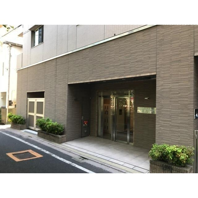 ブリーズヴェール東山のエントランス|左側には有料バイク置場と屋内… 