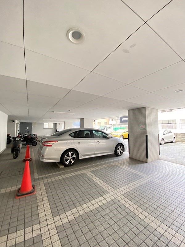 モントーレ天神の駐車場