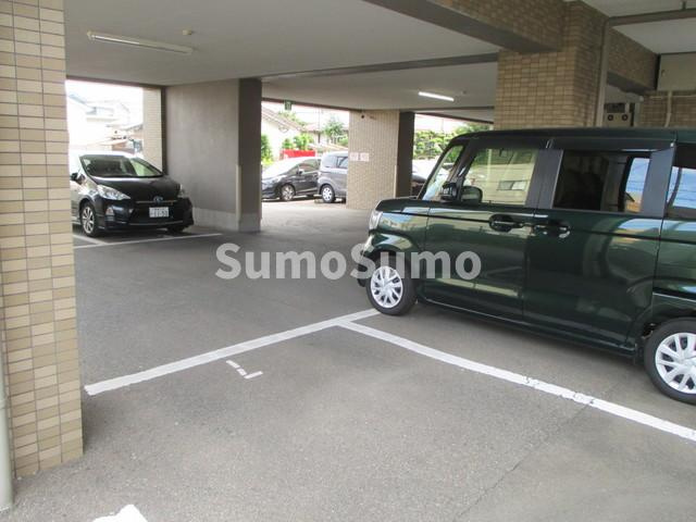 リーセント春町の駐車場
