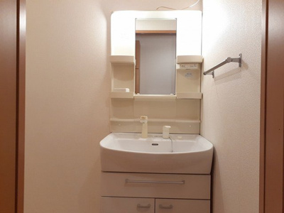 【洗面所】 | フェアリーローズ | 脱衣スペースもあります