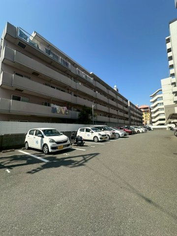 ラ・トゥール箱崎宮前の駐車場