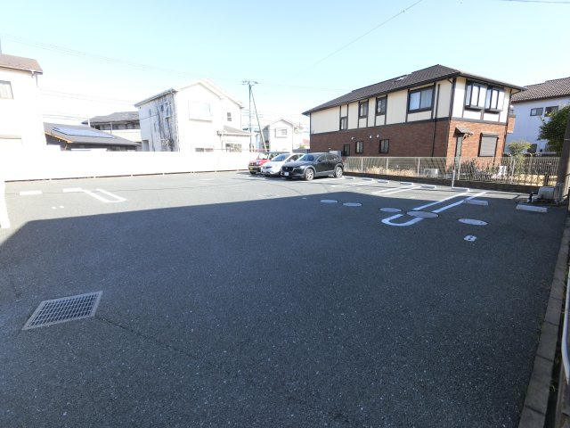 ルミエールDの駐車場