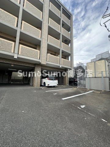 リーセント春町の駐車場