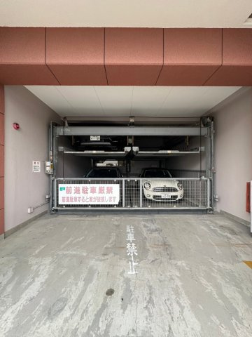 プレシャス博多駅Ａの駐車場
