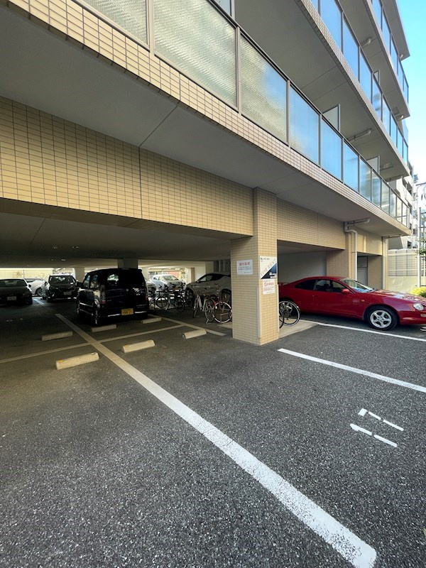 レジディア高宮の駐車場