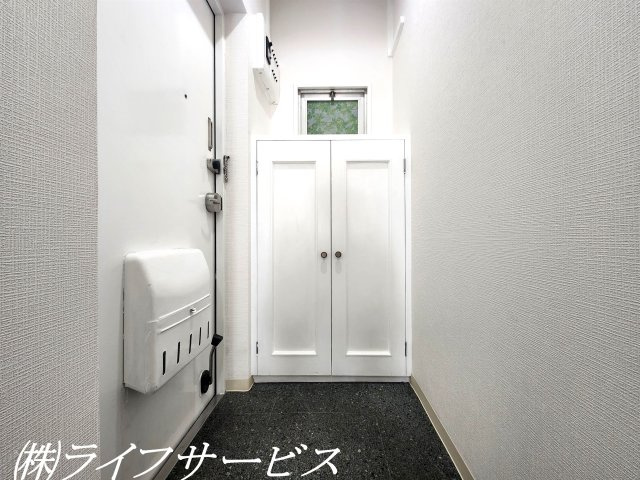 【玄関】 | メゾン第２新大阪 | 玄関／シューズボックスあり！換気にうれしい窓があります！