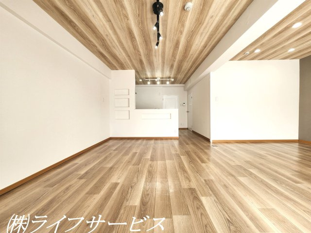 【居間・リビング】 | メゾン第２新大阪 | 南向きの陽当り良好のリビングルームは広々約２１帖！