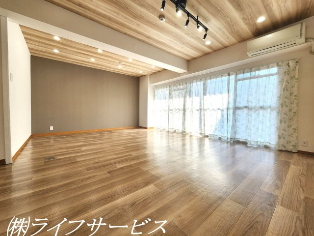 【居間・リビング】 | メゾン第２新大阪 | 南向きの陽当り良好のリビングルームは広々約２１帖！