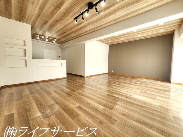 【居間・リビング】 | メゾン第２新大阪 | リビングルームはアクセントクロスと照明などこだわりのリフォーム！