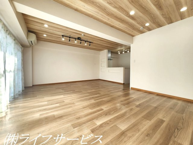 【居間・リビング】 | メゾン第２新大阪 | リビングルームはアクセントクロスと照明などこだわりのリフォーム！