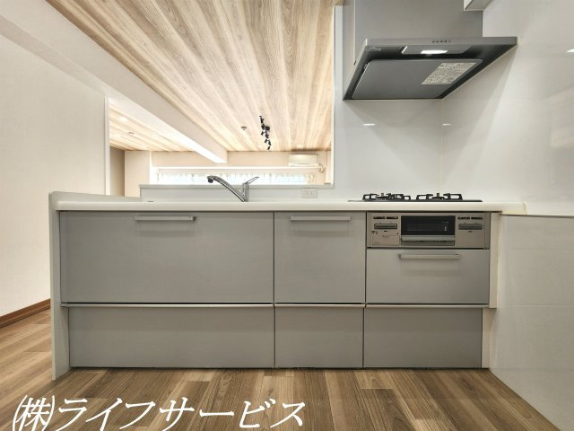 【キッチン】 | メゾン第２新大阪 | システムキッチン／対面式キッチンは３口ガスコンロでお料理もらくらく！