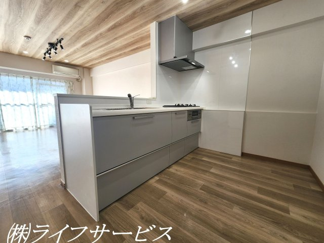 【キッチン】 | メゾン第２新大阪 | システムキッチン／対面式キッチンは３口ガスコンロでお料理もらくらく！