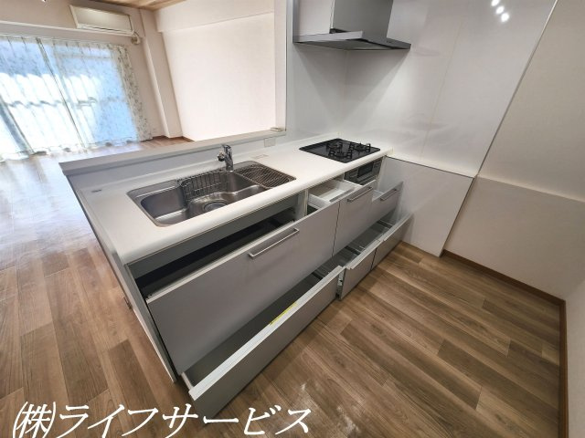 【キッチン】 | メゾン第２新大阪 | システムキッチン／キッチンはスライド式収納！