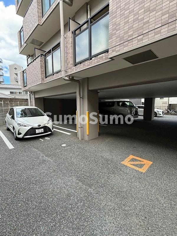 リファインドYMの駐車場