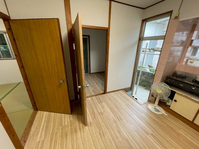 西仲宗根43-2　中古戸建の玄関