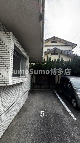 宮竹ビルの駐車場|駐車場があるので、車を買う予定の方も安心です