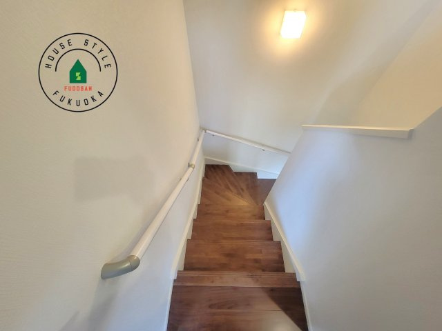 糸島市前原北４丁目第3-1棟（1号棟）の内観：施工例|階段からも明るい光が入ります。採光や通風も階段の重要な役割です。