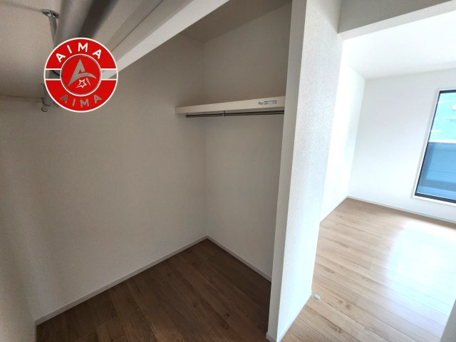 糸島市前原北４丁目第3-1棟（1号棟）の収納|洋服や大きな荷物が多い方や人数の多いご家族などは、一般的なクローゼットよりもウォークインクローゼットのほうが使い勝手が良いです。