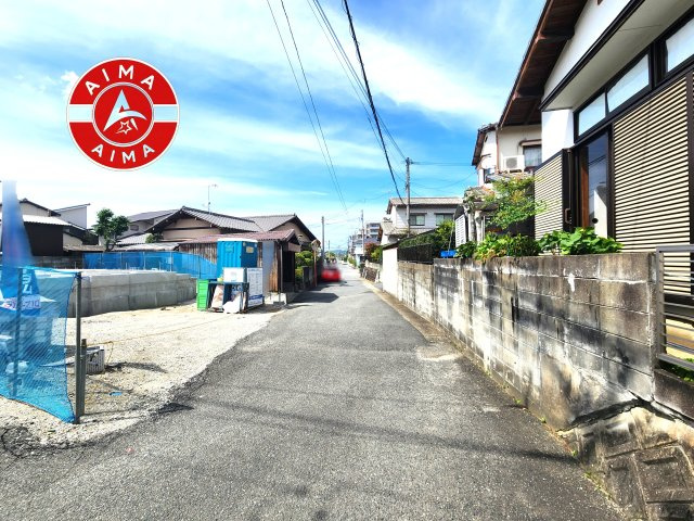 糸島市前原北４丁目第3-1棟（1号棟）の前面道路含む現地写真|前面道路は閑静な住宅地をはしる車通りの少ない道路。お車の出し入れが苦手なママや小さなお子様にも安心ですね。しっかり舗装もされているので、ベビーカーや自転車で通っても快適に通行できます。