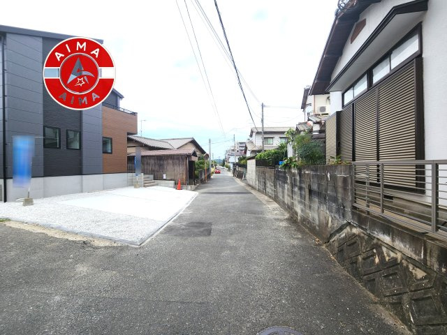 糸島市前原北４丁目第3-1棟（1号棟）の前面道路含む現地写真|前面道路は閑静な住宅地をはしる車通りの少ない道路。お車の出し入れが苦手なママや小さなお子様にも安心ですね。しっかり舗装もされているので、ベビーカーや自転車で通っても快適に通行できます。