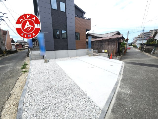 糸島市前原北４丁目第3-1棟（1号棟）の外観|広々した駐車場です。