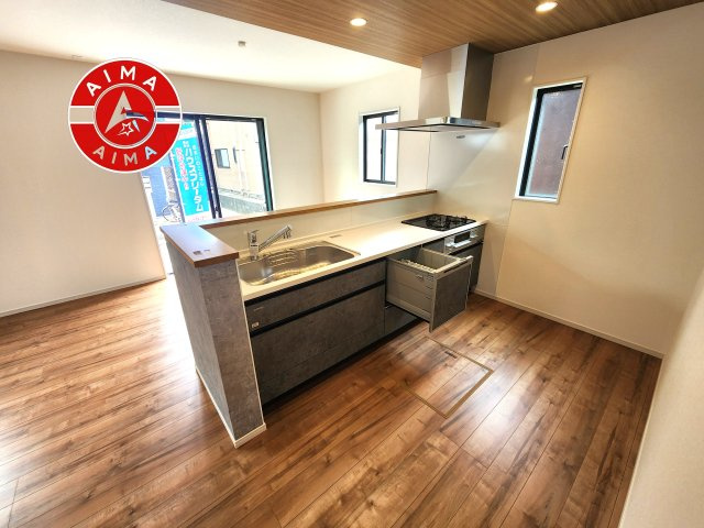 糸島市前原北４丁目第3-1棟（1号棟）のキッチン|ダイニングテーブルへの配膳がラクラク、お料理はかどるカウンター付きシステムキッチン！