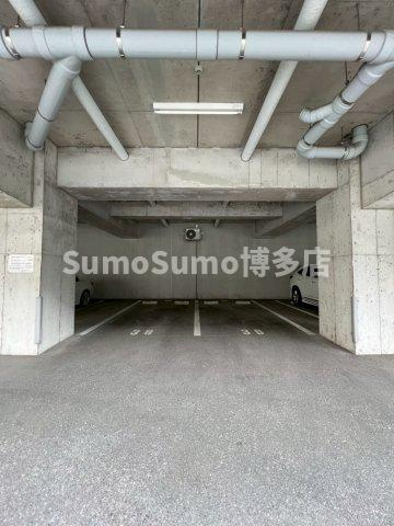 レジディア西新の駐車場