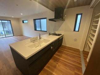 【キッチン】 | 世田谷区砧7丁目  2号棟 | 食洗器・浄水器一体シャワー水栓・三口ガスコンロ・タッチレス水栓