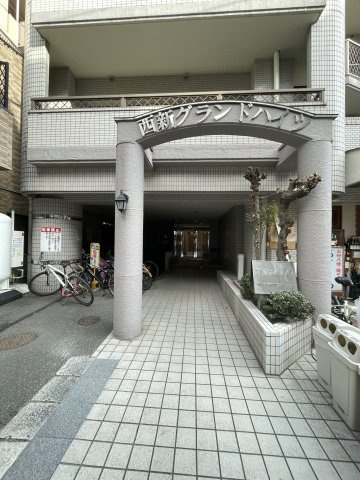 西新グランドハイツのエントランス