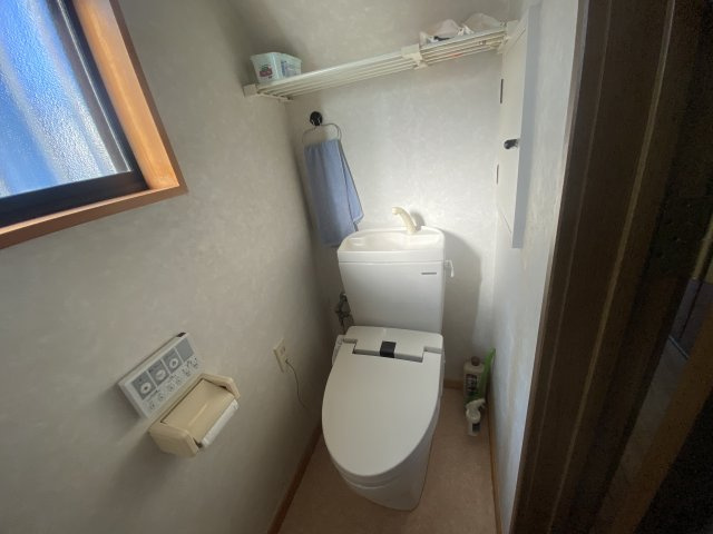 飯能市双柳｜小学校・スーパーが徒歩5分！毎日が便利な4LDK。住宅ローンのご相談も彩西不動産へ！のトイレ|【快適な温水洗浄便座】寒い日も安心の暖房便座付き！窓があるため換気がしやすく、常に清潔で明るい空間を保てます。毎日の暮らしに欠かせない、清潔感あふれるトイレです☆
