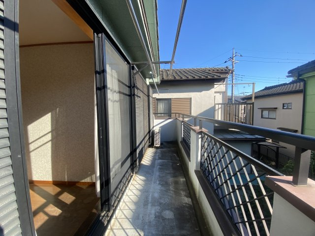 飯能市双柳｜小学校・スーパーが徒歩5分！毎日が便利な4LDK。住宅ローンのご相談も彩西不動産へ！のバルコニー|日中の長い時間、日が差し込む南面バルコニー。洗濯物がカラッと乾きます。

