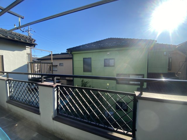 飯能市双柳｜小学校・スーパーが徒歩5分！毎日が便利な4LDK。住宅ローンのご相談も彩西不動産へ！の展望|周囲に高い建物がなくのびやかな眺望が広がる心地よい住環境。窓を開ければ自然の風が通り抜け開放感ある暮らしを楽しめます。
