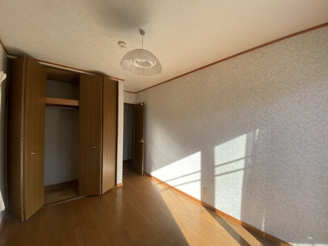 飯能市双柳｜小学校・スーパーが徒歩5分！毎日が便利な4LDK。住宅ローンのご相談も彩西不動産へ！の洋室|ゆったりとしたプライベート空間として心地よく使える洋室。生活シーンを選ばず、寝室・子ども部屋・趣味スペースなど幅広い用途に対応。毎日がより快適になります
