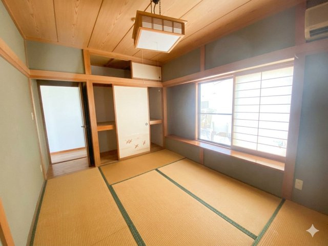 飯能市双柳｜小学校・スーパーが徒歩5分！毎日が便利な4LDK。住宅ローンのご相談も彩西不動産へ！の和室|格天井の美しさが際立つ2階和室。客間としても、寝室としても品格を添えて