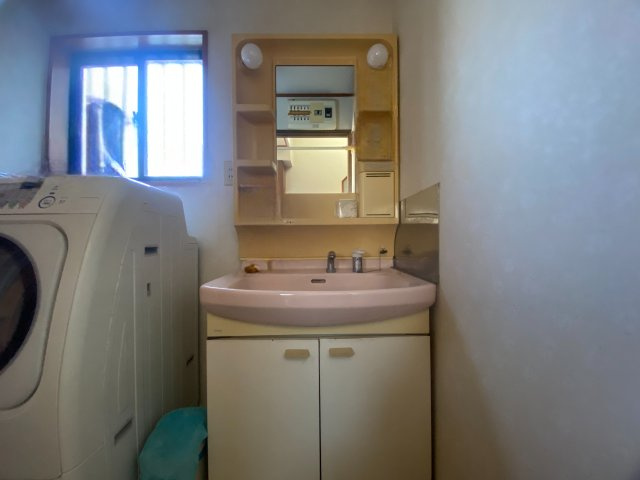 飯能市双柳｜小学校・スーパーが徒歩5分！毎日が便利な4LDK。住宅ローンのご相談も彩西不動産へ！の独立洗面台|清潔感のある明るい雰囲気の洗面室です。ゆとりある洗面スペースで朝の身支度もスムーズに。
