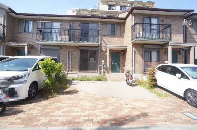 ピーチヒルテラスの駐車場|参考、同建物・反転間取りの号室