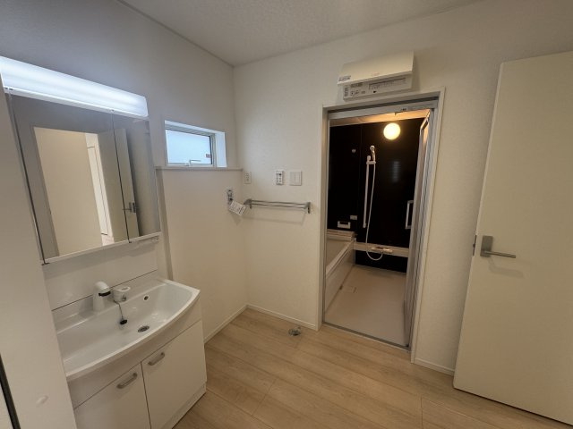 糸満市喜屋武　第6（全3棟）2号棟の独立洗面台|2号棟　三面鏡付き洗髪洗面化粧台♪
