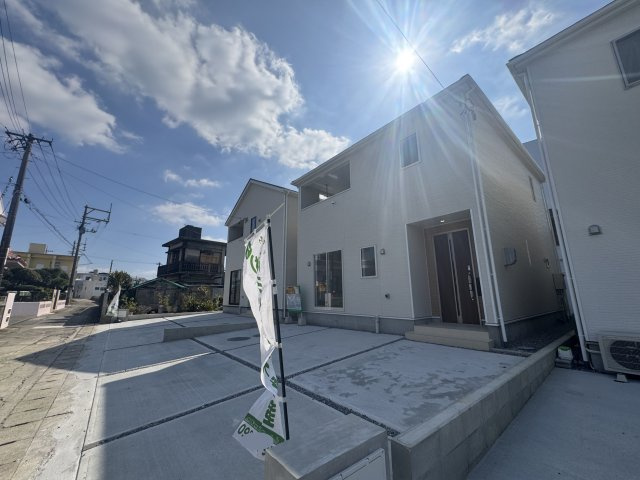 糸満市喜屋武　第6（全3棟）2号棟の外観|2号棟　並列駐車3台完備♪EV車充電設備付き♪