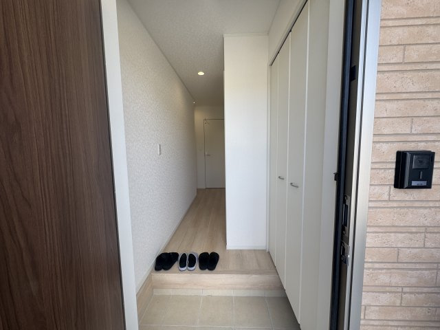 糸満市喜屋武　第6（全3棟）2号棟の玄関|2号棟　十分な収納付き玄関♪