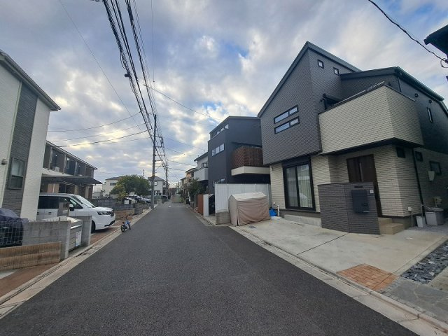 【前面道路含む現地写真】 | 練馬区石神井台8丁目　中古一戸建住宅　(保谷店) | 自然環境と調和した良好な住環境
