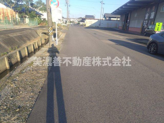 ６６１５６　羽島郡岐南町野中７丁目土地の前面道路含む現地写真