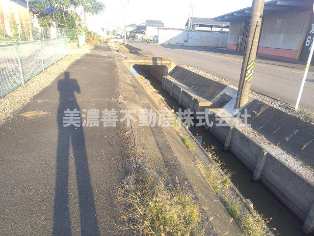 ６６１５６　羽島郡岐南町野中７丁目土地の前面道路含む現地写真