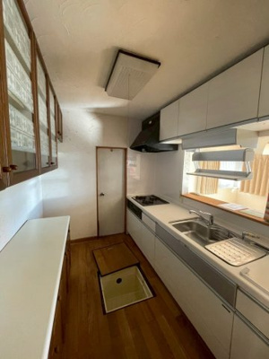 【キッチン】 | 岩槻区宮町2丁目戸建 | ★カップボード付き！スッキリとして片付けられてお料理もはかどります★