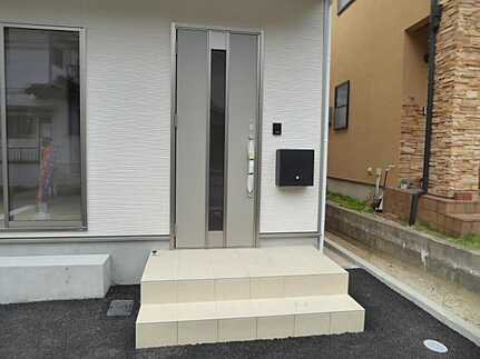 上温品4丁目の玄関|モニター付きインターホンに防犯カメラ設置済みでセキュリティ充実◎