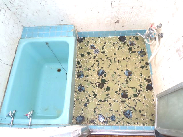 【浴室】 | 北見市山下町２丁目３番９号　中古売家 | タイル床の浴室には混合水栓・シャワーが付いていて窓があります。