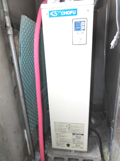 【発電・温水設備】 | 北見市山下町２丁目３番９号　中古売家 | 給湯器は長府製の石油ボイラーで給湯箇所がキッチン・浴室・洗面化粧台となっております。